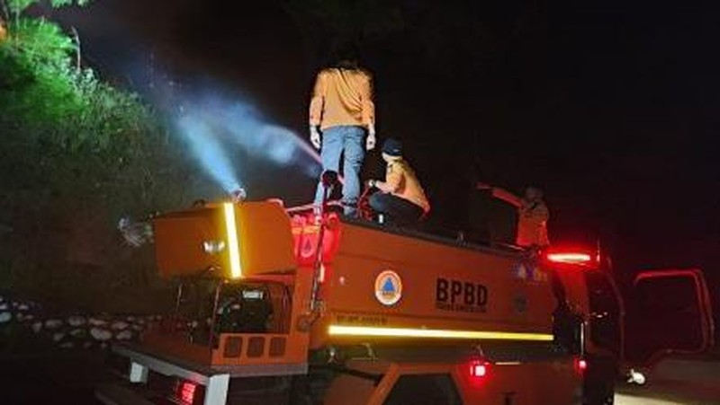 Tim gabungan melakukan pemadaman karhutla yang terjadi di Desa Turpuk Limbong, Kecamatan Harian, Kabupaten Samosir, Sumatera Utara, pada Selasa (1/7/2025). (Dok. BPBD Kabupaten Samosir)