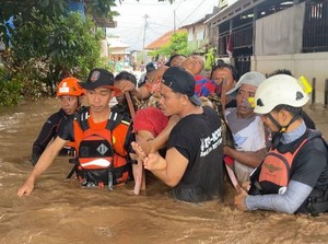 11 Warga Terjebak Banjir di Bantaeng Dievakuasi, 1 Lansia Dilarikan ke RS