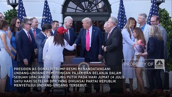 Video: Sah! Trump Teken UU Pajak Kontroversial di HUT Amerika Serikat
