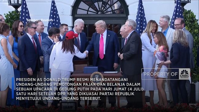 Video: Sah! Trump Teken UU Pajak Kontroversial di HUT Amerika Serikat