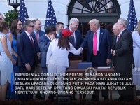 Video: Sah! Trump Teken UU Pajak Kontroversial di HUT Amerika Serikat