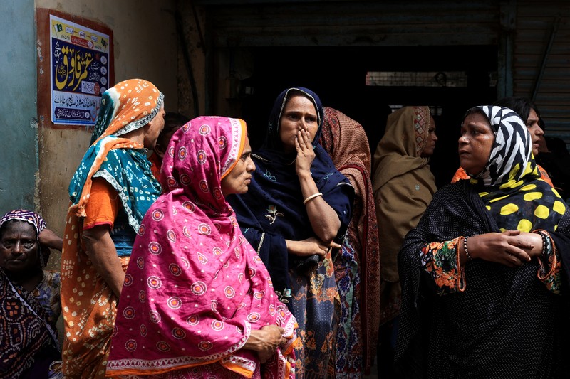 Petugas penyelamat mencari korban selamat saat mereka melewati reruntuhan bangunan tempat tinggal lima lantai yang runtuh di Karachi, Pakistan, 4 Juli 2025. (REUTERS/Akhtar Soomro)