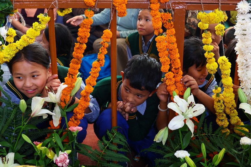 Para biksu Tibet berkumpul untuk acara doa yang diadakan untuk menghormati umur panjang pemimpin spiritual Tibet Dalai Lama di kuil Dalai Lama di kota perbukitan utara Dharamshala, India, 5 Juli 2025. (REUTERS/Anushree Fadnavis)