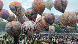 Warna-warni Balon Udara Hiasi Langit Kalianget Wonosobo Pagi Ini