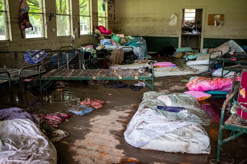 Barang-barang berserakan di dalam kabin di Camp Mystic setelah banjir mematikan di Kerr County, Texas, AS, 5 Juli 2025. (REUTERS/Sergio Flores)