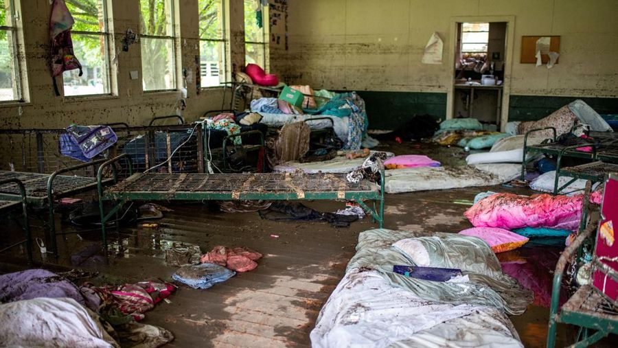 Barang-barang berserakan di dalam kabin di Camp Mystic setelah banjir mematikan di Kerr County, Texas, AS, 5 Juli 2025. (REUTERS/Sergio Flores)