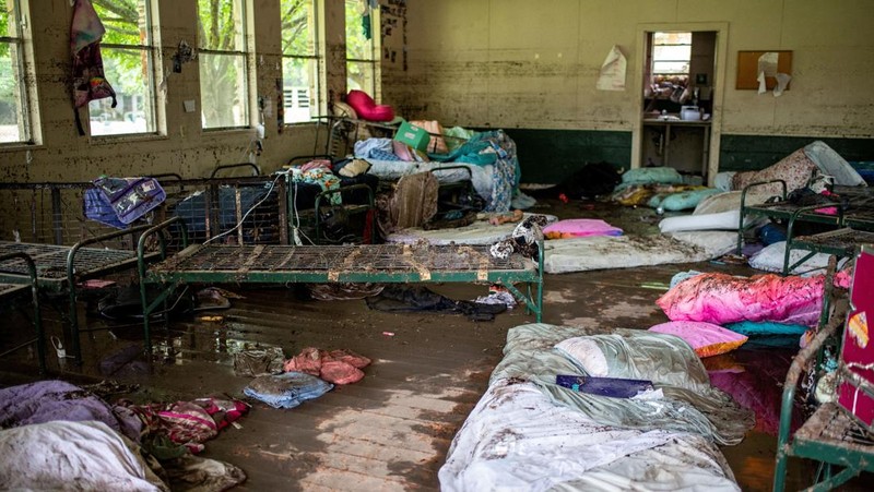 Barang-barang berserakan di dalam kabin di Camp Mystic setelah banjir mematikan di Kerr County, Texas, AS, 5 Juli 2025. (REUTERS/Sergio Flores)