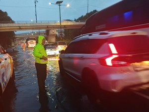 Video: Tol Cawang Banjir, Kendaraan Hanya Dapat Lintasi 1 Lajur