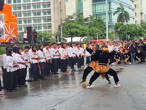 Video: Antusias Warga Saksikan Festival Jakarta Dalam Warna