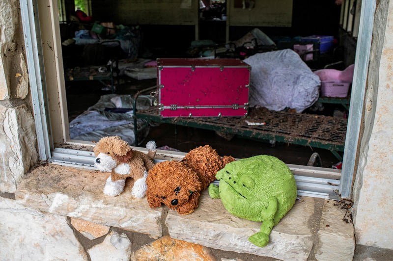 Barang-barang berserakan di dalam kabin di Camp Mystic setelah banjir mematikan di Kerr County, Texas, AS, 5 Juli 2025. (REUTERS/Sergio Flores)