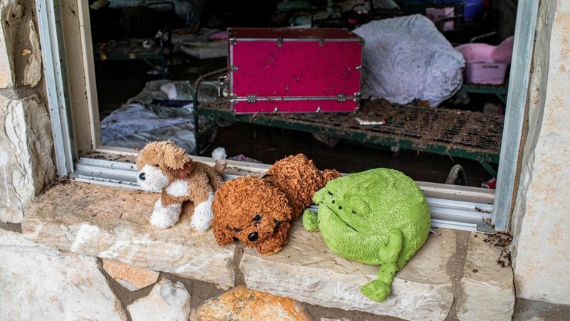Barang-barang berserakan di dalam kabin di Camp Mystic setelah banjir mematikan di Kerr County, Texas, AS, 5 Juli 2025. (REUTERS/Sergio Flores)