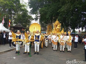 Ribuan Umat Buddha Penuhi Candi Mendut Jelang Kirab Menuju Borobudur