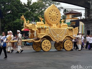 Potret Umat Buddha Kirab Asalha Mahapuja dari Candi Mendut ke Borobudur