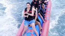 Luna Maya Ikut Tren Aura Farming Joget Bocah Pacu Jalur di Banana Boat