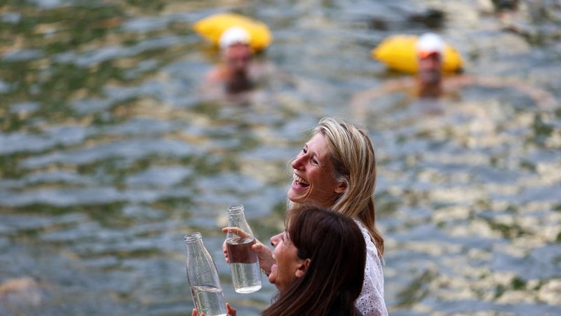 Orang-orang berenang di Sungai Seine di lokasi Bras Marie, dibuka untuk perenang yang menandai sesi pemandian umum pertama di jalur air bersejarah ibu kota, di Paris, Prancis, 5 Juli 2025. (Tangkapan Layar Video Reuters/)