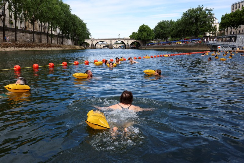 Orang-orang berenang di Sungai Seine di lokasi Bras Marie, dibuka untuk perenang yang menandai sesi pemandian umum pertama di jalur air bersejarah ibu kota, di Paris, Prancis, 5 Juli 2025. (Tangkapan Layar Video Reuters/)