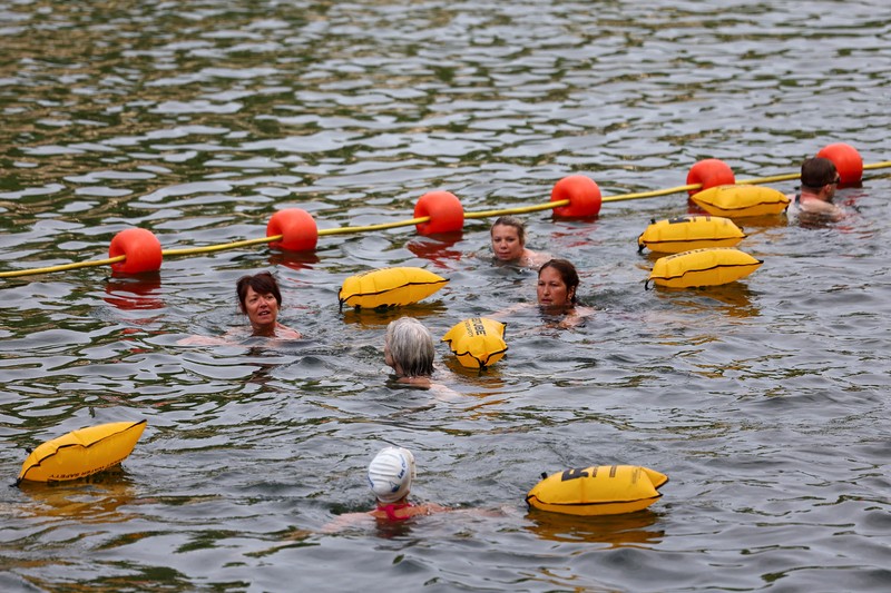 Orang-orang berenang di Sungai Seine di lokasi Bras Marie, dibuka untuk perenang yang menandai sesi pemandian umum pertama di jalur air bersejarah ibu kota, di Paris, Prancis, 5 Juli 2025. (Tangkapan Layar Video Reuters/)