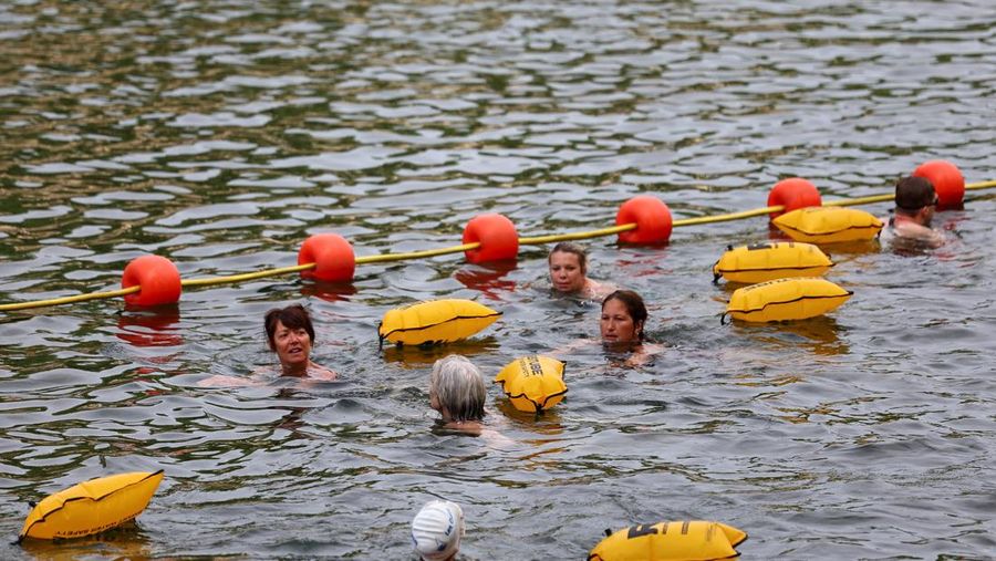 Orang-orang berenang di Sungai Seine di lokasi Bras Marie, dibuka untuk perenang yang menandai sesi pemandian umum pertama di jalur air bersejarah ibu kota, di Paris, Prancis, 5 Juli 2025. (Tangkapan Layar Video Reuters/)