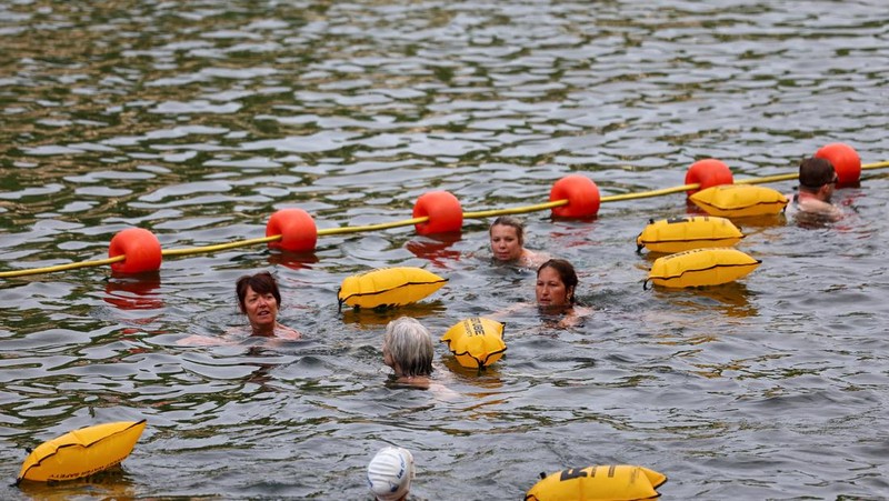 Orang-orang berenang di Sungai Seine di lokasi Bras Marie, dibuka untuk perenang yang menandai sesi pemandian umum pertama di jalur air bersejarah ibu kota, di Paris, Prancis, 5 Juli 2025. (Tangkapan Layar Video Reuters/)