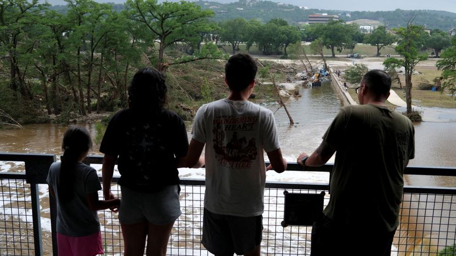 Barang-barang berserakan di dalam kabin di Camp Mystic setelah banjir mematikan di Kerr County, Texas, AS, 5 Juli 2025. (REUTERS/Sergio Flores)