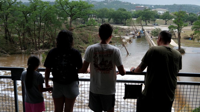 Barang-barang berserakan di dalam kabin di Camp Mystic setelah banjir mematikan di Kerr County, Texas, AS, 5 Juli 2025. (REUTERS/Sergio Flores)