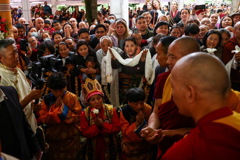 Para biksu Tibet berkumpul untuk acara doa yang diadakan untuk menghormati umur panjang pemimpin spiritual Tibet Dalai Lama di kuil Dalai Lama di kota perbukitan utara Dharamshala, India, 5 Juli 2025. (REUTERS/Anushree Fadnavis)