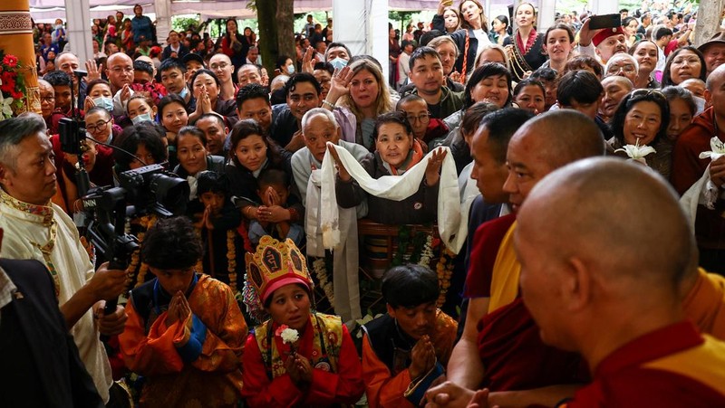 Para biksu Tibet berkumpul untuk acara doa yang diadakan untuk menghormati umur panjang pemimpin spiritual Tibet Dalai Lama di kuil Dalai Lama di kota perbukitan utara Dharamshala, India, 5 Juli 2025. (REUTERS/Anushree Fadnavis)