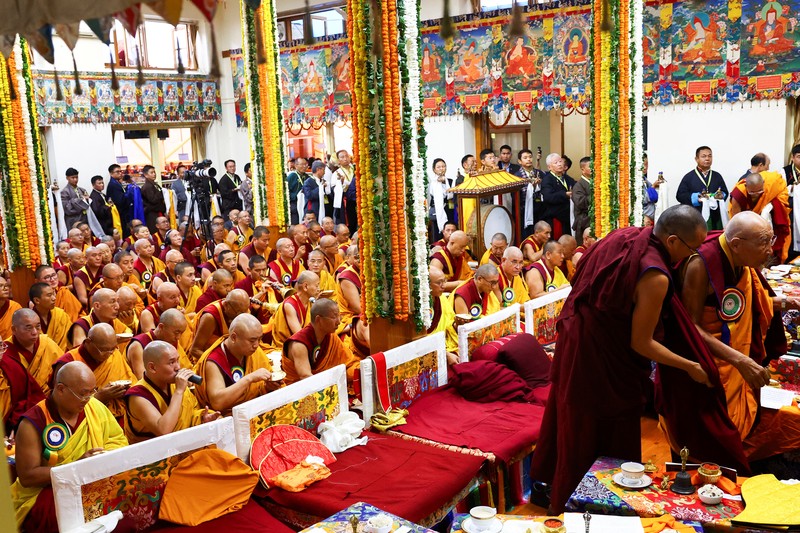 Para biksu Tibet berkumpul untuk acara doa yang diadakan untuk menghormati umur panjang pemimpin spiritual Tibet Dalai Lama di kuil Dalai Lama di kota perbukitan utara Dharamshala, India, 5 Juli 2025. Para biksu Tibet berkumpul untuk acara doa yang diadakan untuk menghormati umur panjang pemimpin spiritual Tibet Dalai Lama di kuil Dalai Lama di kota perbukitan utara Dharamshala, India, 5 Juli 2025. (REUTERS/Anushree Fadnavis)