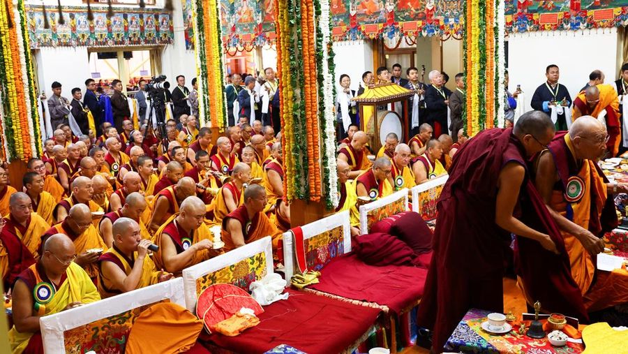 Para biksu Tibet berkumpul untuk acara doa yang diadakan untuk menghormati umur panjang pemimpin spiritual Tibet Dalai Lama di kuil Dalai Lama di kota perbukitan utara Dharamshala, India, 5 Juli 2025. Para biksu Tibet berkumpul untuk acara doa yang diadakan untuk menghormati umur panjang pemimpin spiritual Tibet Dalai Lama di kuil Dalai Lama di kota perbukitan utara Dharamshala, India, 5 Juli 2025. (REUTERS/Anushree Fadnavis)