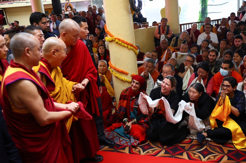 Para biksu Tibet berkumpul untuk acara doa yang diadakan untuk menghormati umur panjang pemimpin spiritual Tibet Dalai Lama di kuil Dalai Lama di kota perbukitan utara Dharamshala, India, 5 Juli 2025. Para biksu Tibet berkumpul untuk acara doa yang diadakan untuk menghormati umur panjang pemimpin spiritual Tibet Dalai Lama di kuil Dalai Lama di kota perbukitan utara Dharamshala, India, 5 Juli 2025. (REUTERS/Anushree Fadnavis)