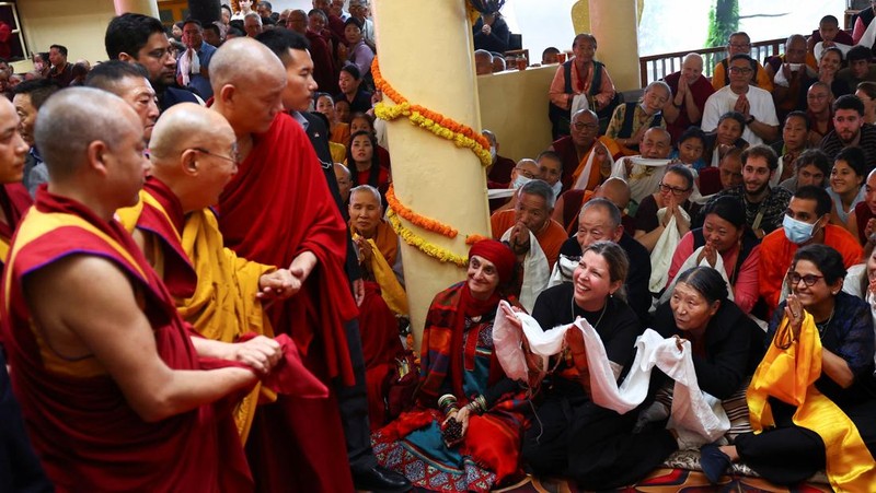 Para biksu Tibet berkumpul untuk acara doa yang diadakan untuk menghormati umur panjang pemimpin spiritual Tibet Dalai Lama di kuil Dalai Lama di kota perbukitan utara Dharamshala, India, 5 Juli 2025. (REUTERS/Anushree Fadnavis)