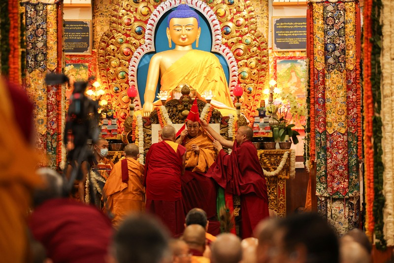 Para biksu Tibet berkumpul untuk acara doa yang diadakan untuk menghormati umur panjang pemimpin spiritual Tibet Dalai Lama di kuil Dalai Lama di kota perbukitan utara Dharamshala, India, 5 Juli 2025. (REUTERS/Anushree Fadnavis)