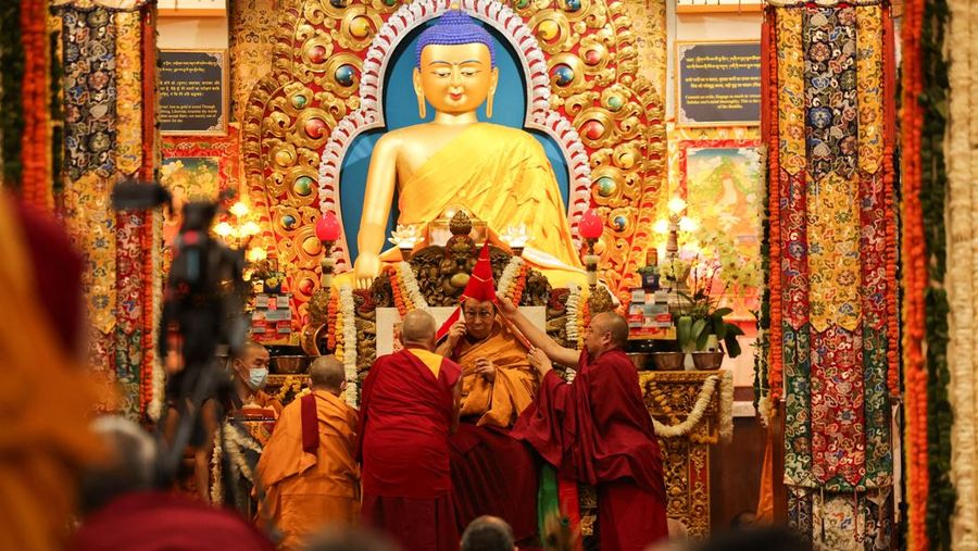Para biksu Tibet berkumpul untuk acara doa yang diadakan untuk menghormati umur panjang pemimpin spiritual Tibet Dalai Lama di kuil Dalai Lama di kota perbukitan utara Dharamshala, India, 5 Juli 2025. (REUTERS/Anushree Fadnavis)