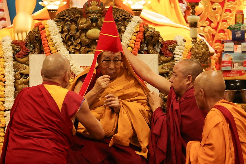 Para biksu Tibet berkumpul untuk acara doa yang diadakan untuk menghormati umur panjang pemimpin spiritual Tibet Dalai Lama di kuil Dalai Lama di kota perbukitan utara Dharamshala, India, 5 Juli 2025. Para biksu Tibet berkumpul untuk acara doa yang diadakan untuk menghormati umur panjang pemimpin spiritual Tibet Dalai Lama di kuil Dalai Lama di kota perbukitan utara Dharamshala, India, 5 Juli 2025. (REUTERS/Anushree Fadnavis)