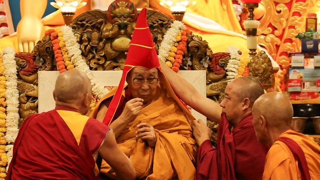 Potret Ulang Tahun ke-90 Dalai Lama, Siap Hidup hingga 130 Tahun