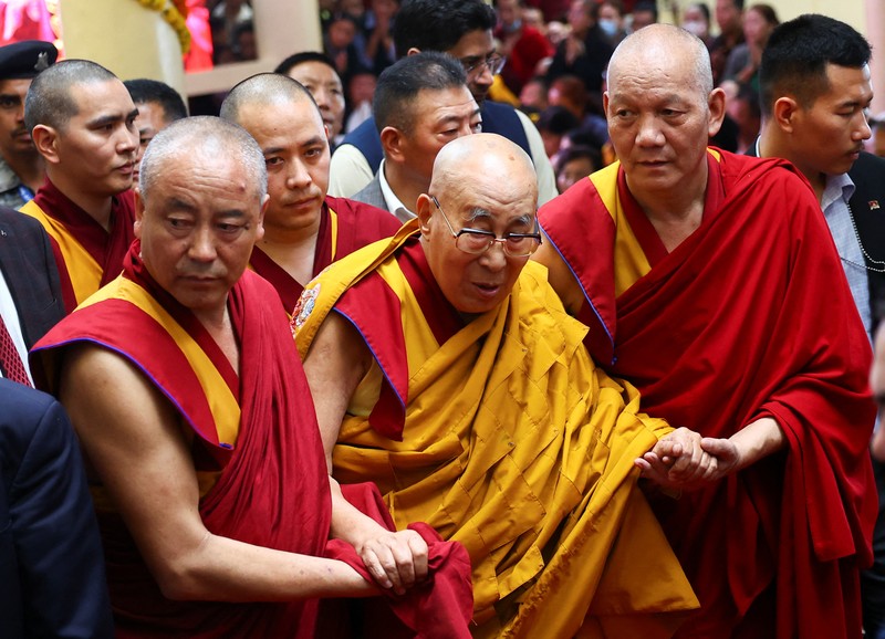 Para biksu Tibet berkumpul untuk acara doa yang diadakan untuk menghormati umur panjang pemimpin spiritual Tibet Dalai Lama di kuil Dalai Lama di kota perbukitan utara Dharamshala, India, 5 Juli 2025. Para biksu Tibet berkumpul untuk acara doa yang diadakan untuk menghormati umur panjang pemimpin spiritual Tibet Dalai Lama di kuil Dalai Lama di kota perbukitan utara Dharamshala, India, 5 Juli 2025. (REUTERS/Anushree Fadnavis)