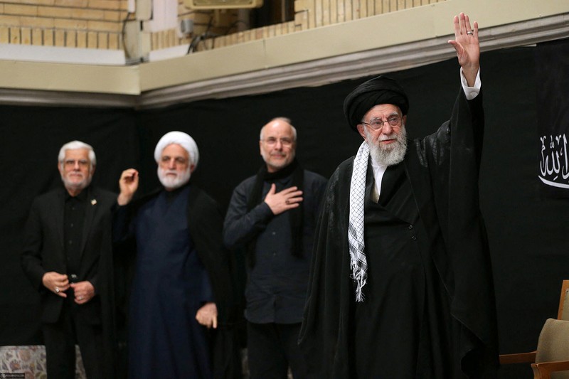 Pemimpin Tertinggi Iran Ayatollah Ali Khamenei menghadiri upacara untuk memperingati Asyura, hari paling suci dalam kalender Muslim Syiah, di Teheran, Iran, 5 Juli 2025. Pemimpin Tertinggi Iran Ayatollah Ali Khamenei menghadiri upacara untuk memperingati Asyura, hari paling suci dalam kalender Muslim Syiah, di Teheran, Iran, 5 Juli 2025. (Office of the Iranian Supreme Leader/WANA (West Asia News Agency)/Handout via REUTERS)