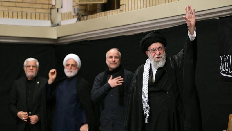 Pemimpin Tertinggi Iran Ayatollah Ali Khamenei menghadiri upacara untuk memperingati Asyura, hari paling suci dalam kalender Muslim Syiah, di Teheran, Iran, 5 Juli 2025. (Office of the Iranian Supreme Leader/WANA (West Asia News Agency)/Handout via REUTERS)