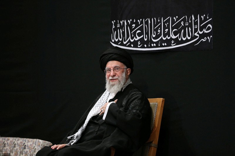 Pemimpin Tertinggi Iran Ayatollah Ali Khamenei menghadiri upacara untuk memperingati Asyura, hari paling suci dalam kalender Muslim Syiah, di Teheran, Iran, 5 Juli 2025. Pemimpin Tertinggi Iran Ayatollah Ali Khamenei menghadiri upacara untuk memperingati Asyura, hari paling suci dalam kalender Muslim Syiah, di Teheran, Iran, 5 Juli 2025. (Office of the Iranian Supreme Leader/WANA (West Asia News Agency)/Handout via REUTERS)