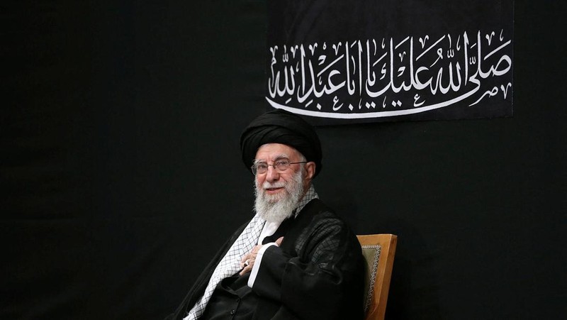 Pemimpin Tertinggi Iran Ayatollah Ali Khamenei menghadiri upacara untuk memperingati Asyura, hari paling suci dalam kalender Muslim Syiah, di Teheran, Iran, 5 Juli 2025. (Office of the Iranian Supreme Leader/WANA (West Asia News Agency)/Handout via REUTERS)