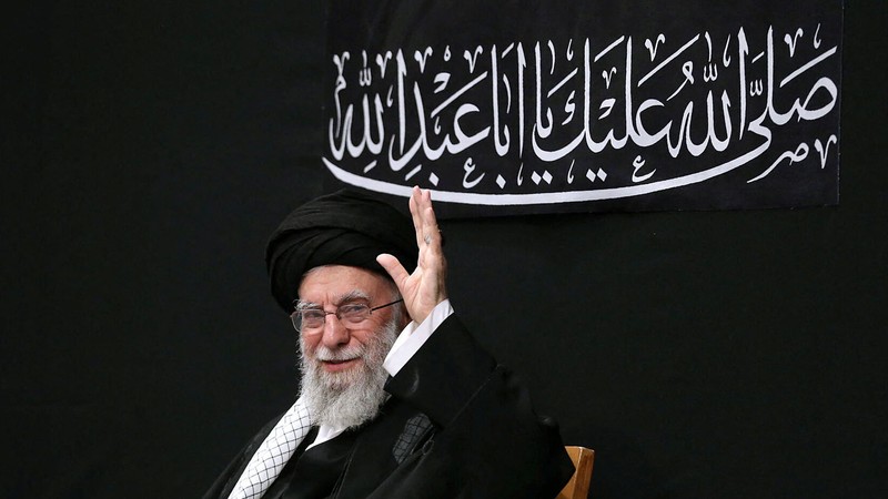 Pemimpin Tertinggi Iran Ayatollah Ali Khamenei menghadiri upacara untuk memperingati Asyura, hari paling suci dalam kalender Muslim Syiah, di Teheran, Iran, 5 Juli 2025. Pemimpin Tertinggi Iran Ayatollah Ali Khamenei menghadiri upacara untuk memperingati Asyura, hari paling suci dalam kalender Muslim Syiah, di Teheran, Iran, 5 Juli 2025. (Office of the Iranian Supreme Leader/WANA (West Asia News Agency)/Handout via REUTERS)
