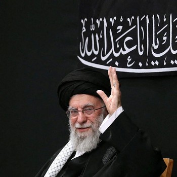 Potret Khamenei Muncul di Publik Usai