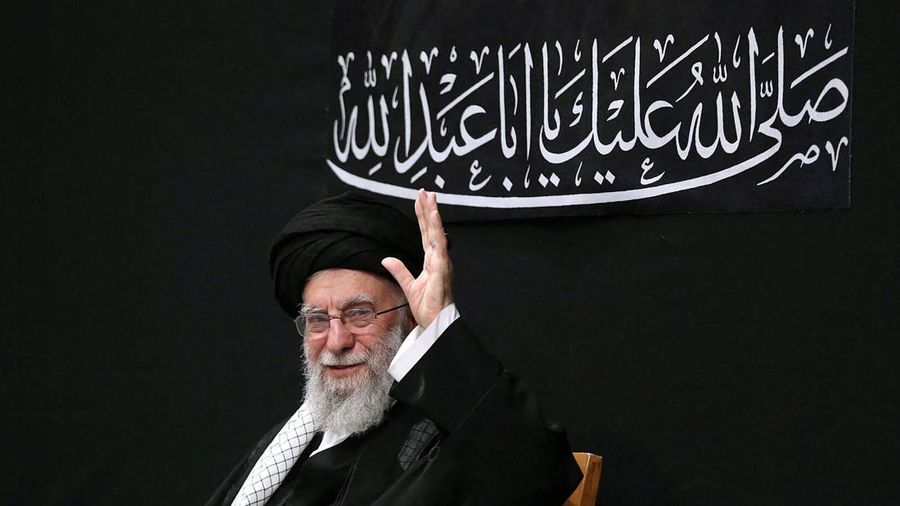 Pemimpin Tertinggi Iran Ayatollah Ali Khamenei menghadiri upacara untuk memperingati Asyura, hari paling suci dalam kalender Muslim Syiah, di Teheran, Iran, 5 Juli 2025. (Office of the Iranian Supreme Leader/WANA (West Asia News Agency)/Handout via REUTERS)
