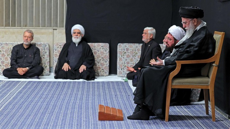 Pemimpin Tertinggi Iran Ayatollah Ali Khamenei menghadiri upacara untuk memperingati Asyura, hari paling suci dalam kalender Muslim Syiah, di Teheran, Iran, 5 Juli 2025. (Office of the Iranian Supreme Leader/WANA (West Asia News Agency)/Handout via REUTERS)