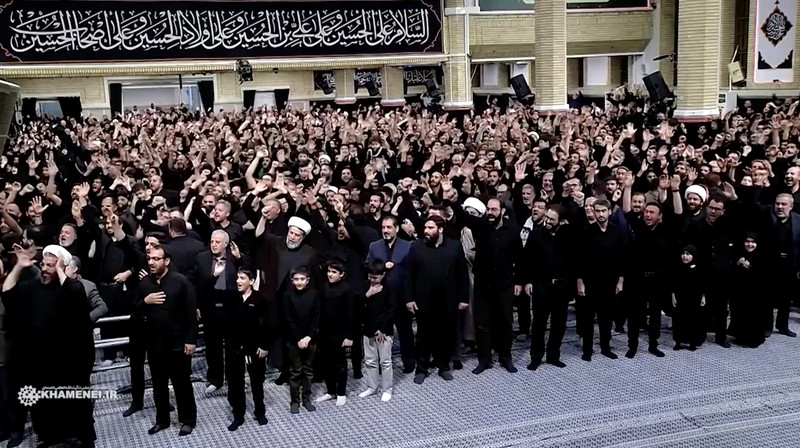 Pemimpin Tertinggi Iran Ayatollah Ali Khamenei menghadiri upacara untuk memperingati Asyura, hari paling suci dalam kalender Muslim Syiah, di Teheran, Iran, 5 Juli 2025. Pemimpin Tertinggi Iran Ayatollah Ali Khamenei menghadiri upacara untuk memperingati Asyura, hari paling suci dalam kalender Muslim Syiah, di Teheran, Iran, 5 Juli 2025. (Office of the Iranian Supreme Leader/WANA (West Asia News Agency)/Handout via REUTERS)