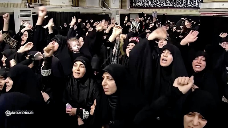 Pemimpin Tertinggi Iran Ayatollah Ali Khamenei menghadiri upacara untuk memperingati Asyura, hari paling suci dalam kalender Muslim Syiah, di Teheran, Iran, 5 Juli 2025. Pemimpin Tertinggi Iran Ayatollah Ali Khamenei menghadiri upacara untuk memperingati Asyura, hari paling suci dalam kalender Muslim Syiah, di Teheran, Iran, 5 Juli 2025. (Office of the Iranian Supreme Leader/WANA (West Asia News Agency)/Handout via REUTERS)