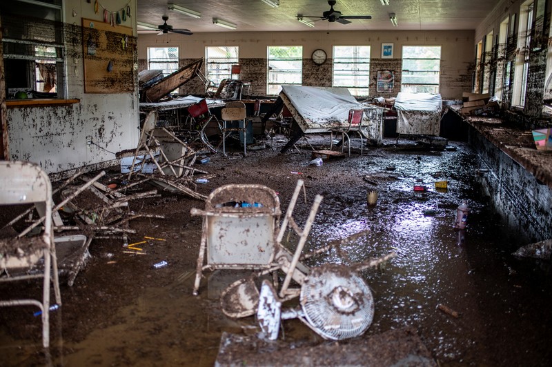 Barang-barang berserakan di dalam kabin di Camp Mystic setelah banjir mematikan di Kerr County, Texas, AS, 5 Juli 2025. Barang-barang berserakan di dalam kabin di Camp Mystic setelah banjir mematikan di Kerr County, Texas, AS, 5 Juli 2025. (REUTERS/Sergio Flores)