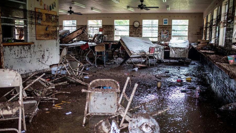 Barang-barang berserakan di dalam kabin di Camp Mystic setelah banjir mematikan di Kerr County, Texas, AS, 5 Juli 2025. (REUTERS/Sergio Flores)