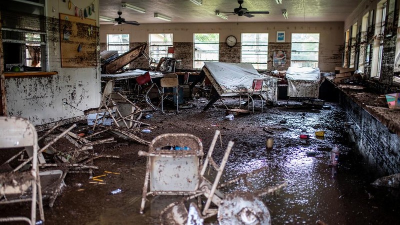 Barang-barang berserakan di dalam kabin di Camp Mystic setelah banjir mematikan di Kerr County, Texas, AS, 5 Juli 2025. (REUTERS/Sergio Flores)