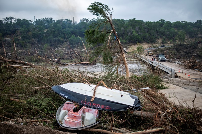 Pemandangan drone dari puing-puing pohon dan Sungai Guadalupe, setelah banjir bandang, di Ingram, Kerr County, Texas, AS, 5 Juli 2025. (REUTERS/Marco Bello)